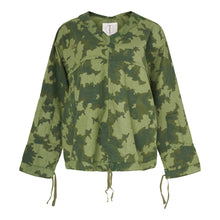 Load image into Gallery viewer, The Pike Top Jacket in Green Camo
